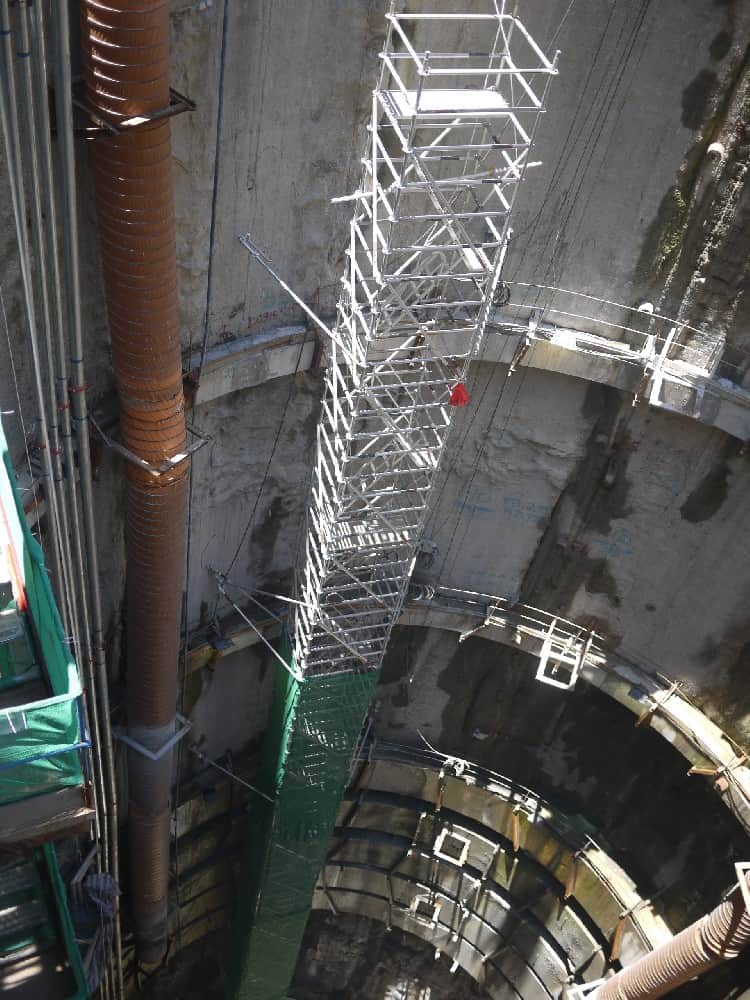 港鐵站50米上落通道