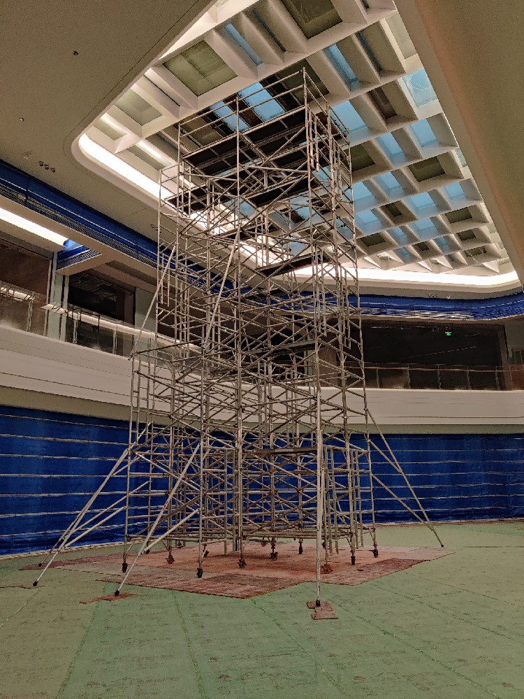 深圳前海鴻榮源中心搭建腳手架